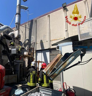 Incendio in un silos con polvere di alluminio: feriti due Vigili del fuoco
