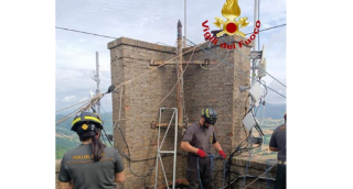 Scultura pericolante a Peglio: recuperata dai Vigili del Fuoco