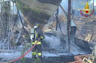 Incendio in un capanno agricolo a Petriano