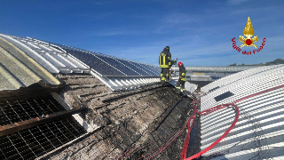 Incendio a Pesaro: fiamme in un capannone, danni ai pannelli solari