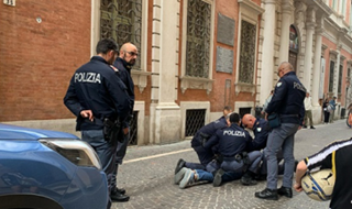 Inseguimento nel centro storico di Pesaro: arrestato presunto ladro del negozio scout
