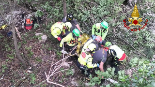 Gola del Furlo, escursionista cade in un dirupo: soccorso e trasportato in elicottero ad Ancona