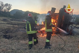 Mezzo agricolo in fiamme a Urbania: distrutta una rotoimballatrice