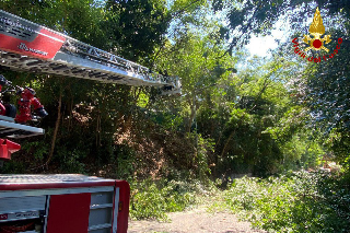 Frana sulla panoramica del San Bartolo: strada chiusa per ore