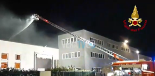 Incendio devasta Imballaggi Sigilla a Pesaro: indagini in corso