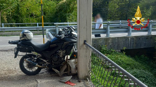 Incidente in moto, precipita in un fosso e viene recuperato dai vigili del fuoco