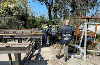 Sequestrata area con oltre 200 tonnellate di rifiuti industriali pericolosi e non