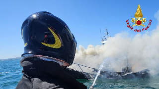 Fano, incendio in mare: barca in fiamme a mezzo miglio dal porto, salvi i tre a bordo