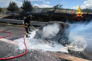 Incendio auto sulla A14: conducente in ospedale e rallentamenti al traffico